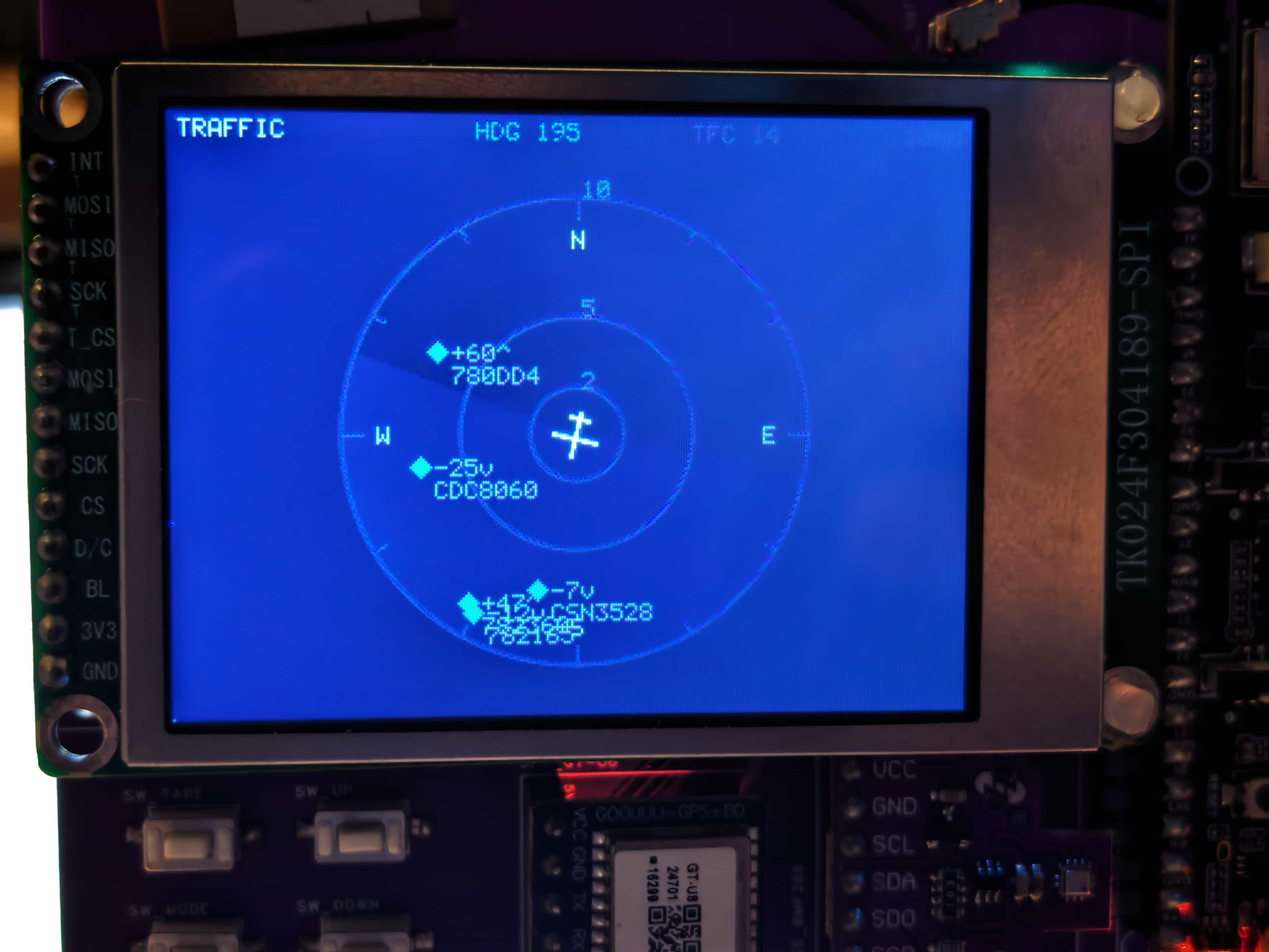 Pilot Kit Box 360° traffic radar showing nearby aircraft with relative altitude
